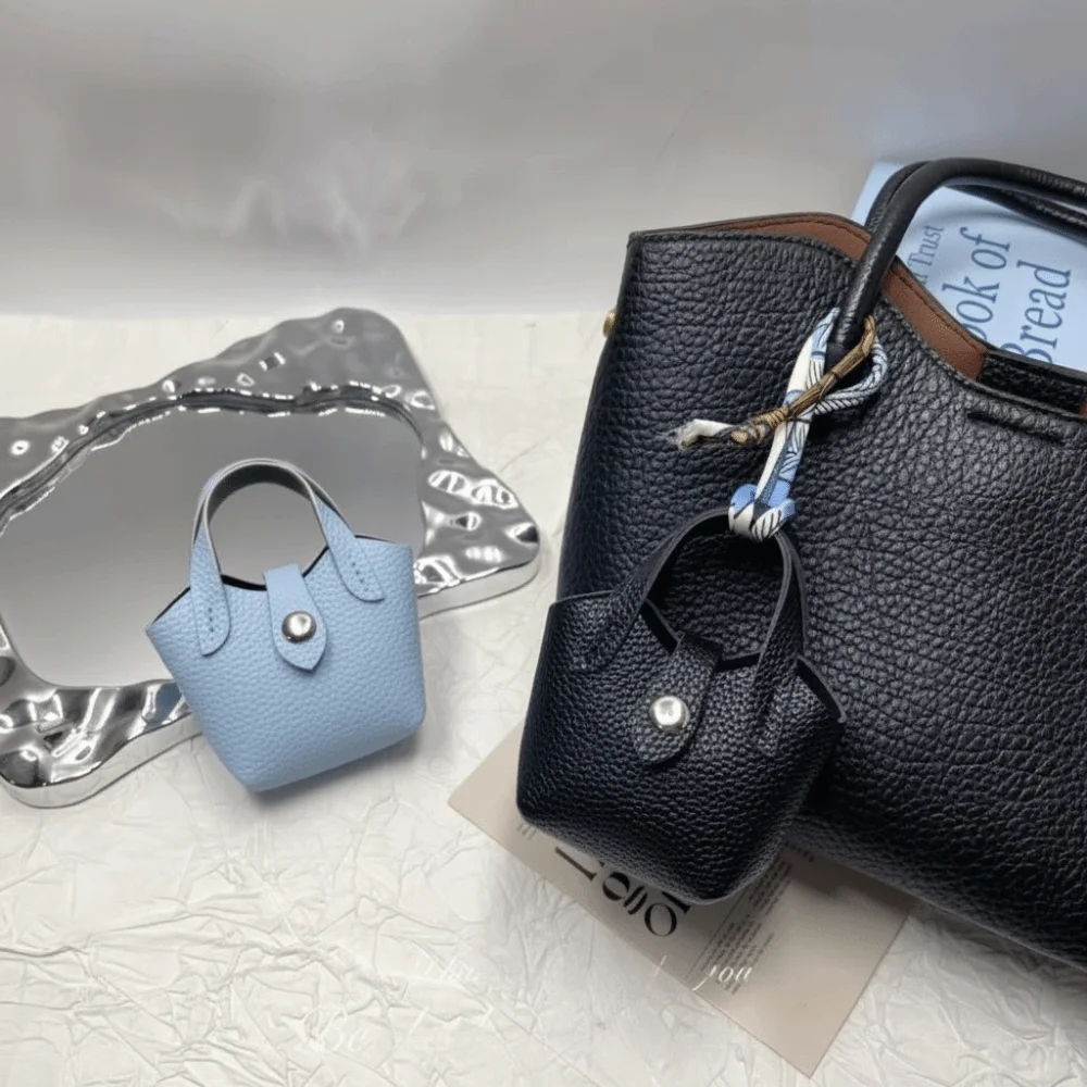 High Quality PU Leather Bluetooth Earphone Bag Versatile Portable Mini Basket Bag Car Keychain Pendant Decoration
High Quality PU Leather Bluetooth Earphone Bag Versatile Portable Mini Basket Bag Car Keychain Pendant Decoration