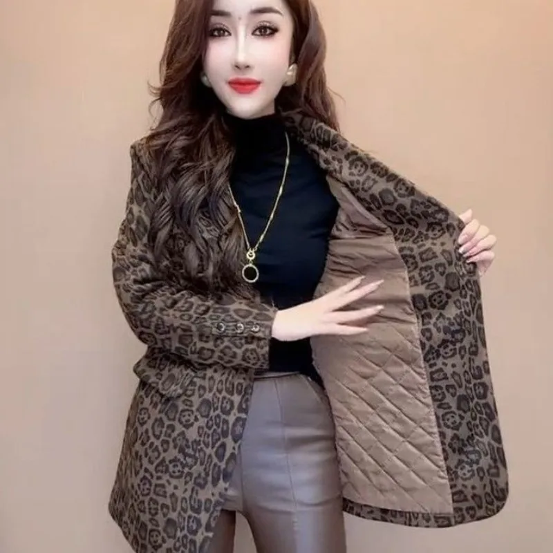 Новый свободный высококачественный стильный ретро и молодежный повседневный пиджак с длинными рукавами и леопардовым принтом для осеннего и зимнего удобного пальто 
Новый свободный высококачественный стильный ретро и молодежный повседневный пиджак с длинными рукавами и леопардовым принтом для осеннего и зимнего удобного пальто