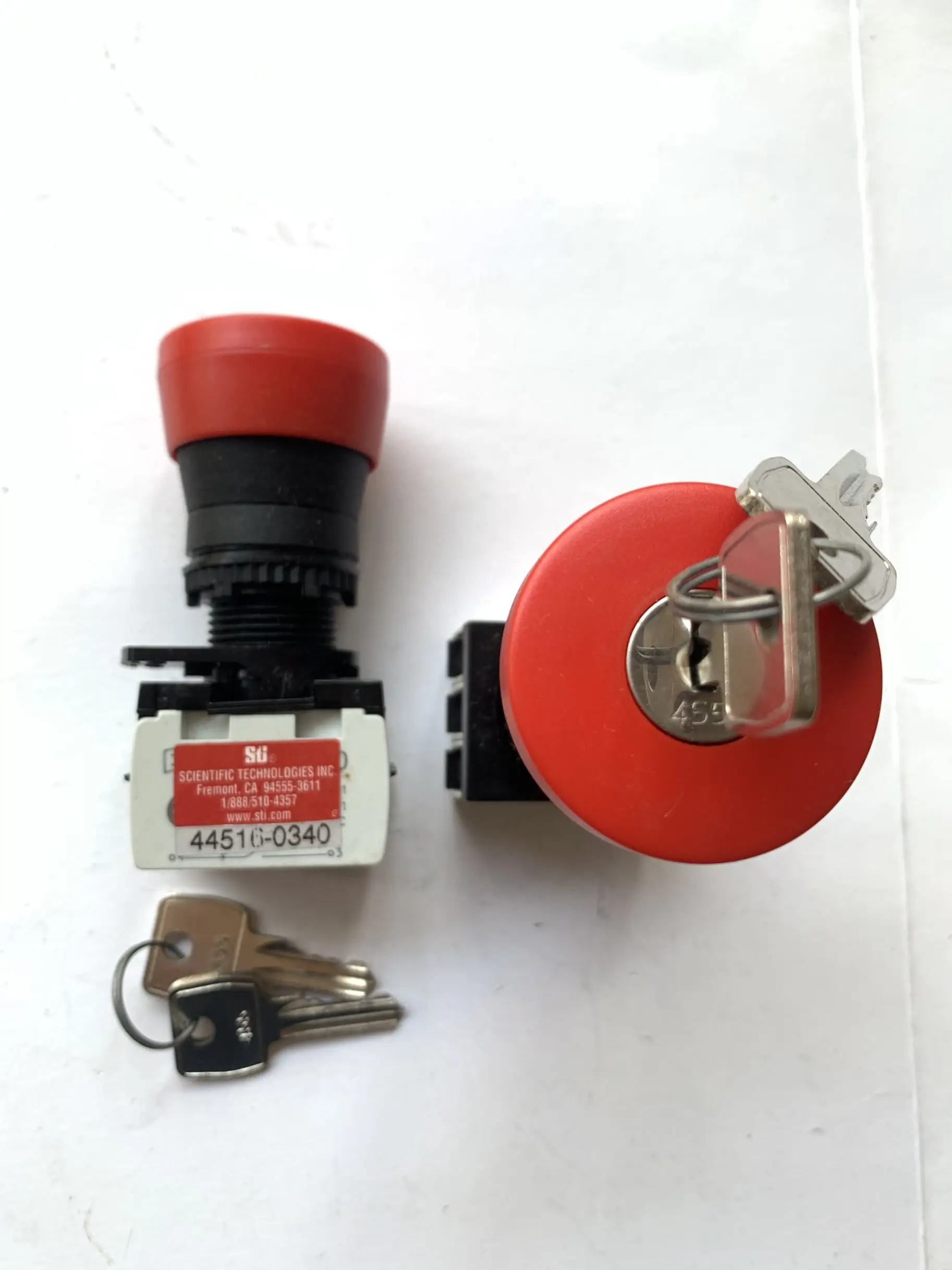 US 44516-0340 button self-locking switch with key unlocking diameter 22mm brand new
US 44516-0340 button self-locking switch with key unlocking diameter 22mm brand new