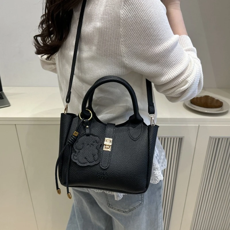 Fashionable Tote Bag Bear Pendant Detachable Strap Crossbody Bag for Daily Shopping Shoulder Purse Casual Outdoor Outings
Fashionable Tote Bag Bear Pendant Detachable Strap Crossbody Bag for Daily Shopping Shoulder Purse Casual Outdoor Outings