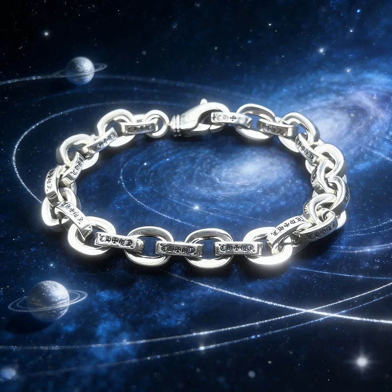 Браслет в стиле ретро с толстыми буквами, европейская и американская хип-хоп индивидуальность, властный тренд, нишевые украшения для рук, панк
Браслет в стиле ретро с толстыми буквами, европейская и американская хип-хоп индивидуальность, властный тренд, нишевые украшения для рук, панк