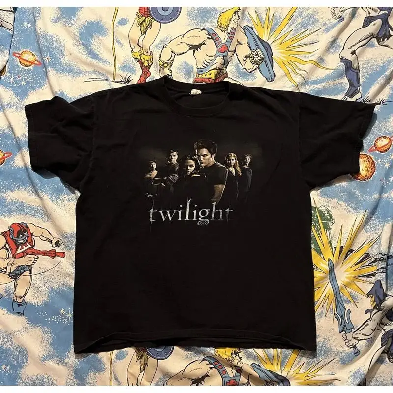 Винтажная рубашка Twilight Saga, мужская XL, черная промо по фильму, книга наковальников Эдварда, вампира
Винтажная рубашка Twilight Saga, мужская XL, черная промо по фильму, книга наковальников Эдварда, вампира