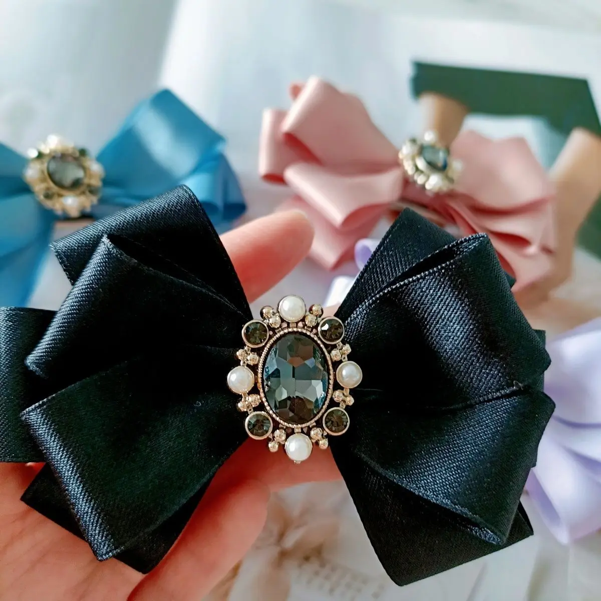 Luxury Party Vacation Conference Retro Double-Layer High-End Handmade Exquisite Korean Style Pearl Bow Hair Clip
Luxury Party Vacation Conference Retro Double-Layer High-End Handmade Exquisite Korean Style Pearl Bow Hair Clip