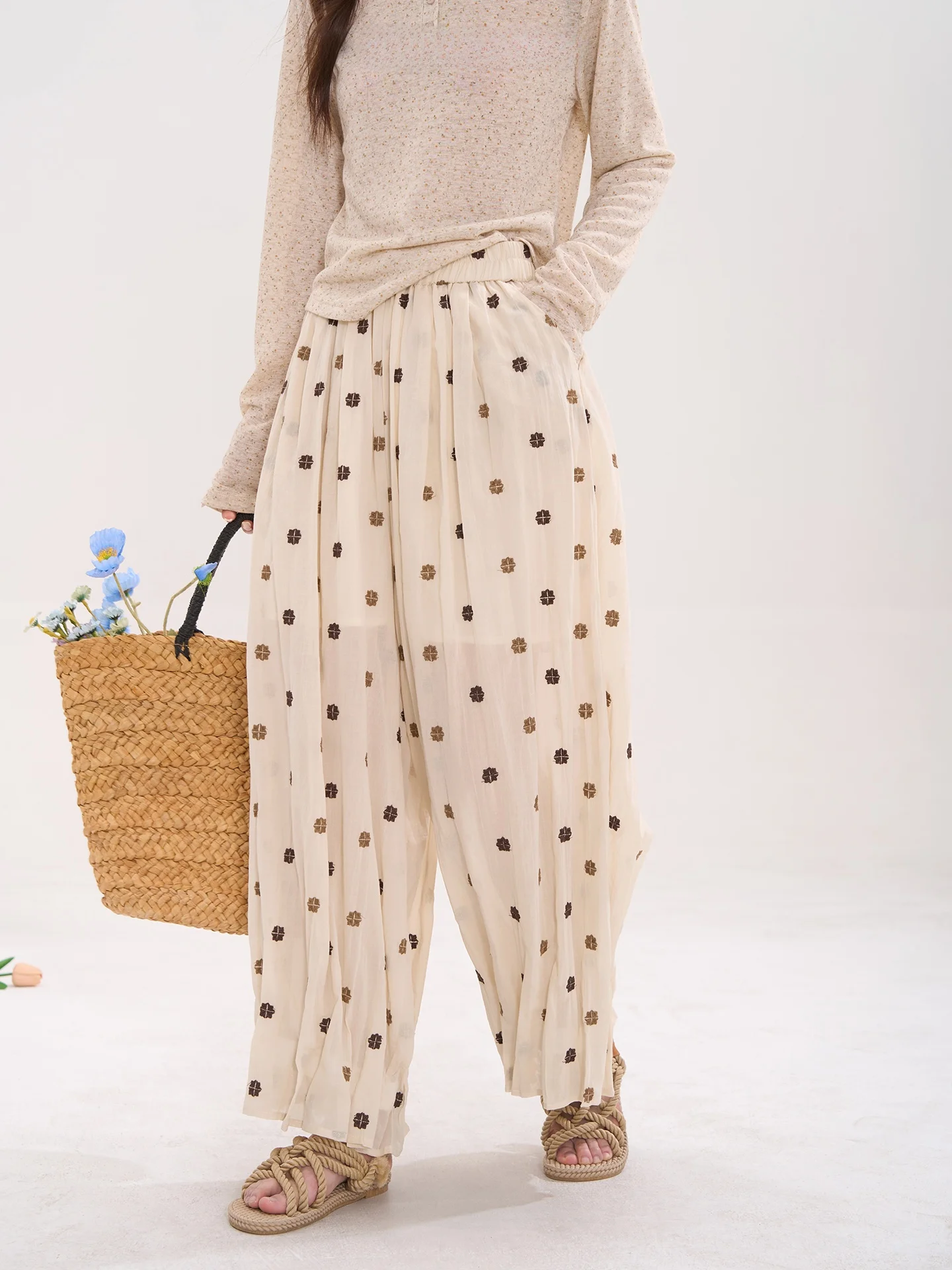 Retro Heme Embroidered Pleated Flower Bud Pants Casual Lantern Pants Women Summer Bright Sequin Star Linen Natural Waist Elastic
Retro Heme Embroidered Pleated Flower Bud Pants Casual Lantern Pants Women Summer Bright Sequin Star Linen Natural Waist Elastic