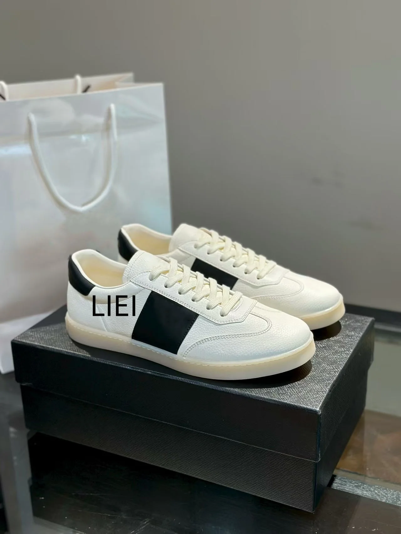 New 2026 Leather Running Sneakers Sport Shoes Unisex Walking Shoes Men's Women's Sapatilhas Homem B30 Zapatos 34
New 2026 Leather Running Sneakers Sport Shoes Unisex Walking Shoes Men's Women's Sapatilhas Homem B30 Zapatos 34