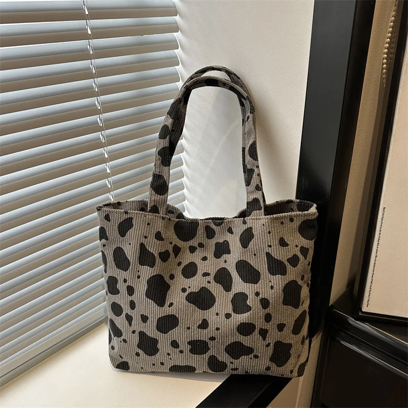 Fashion Korean Vintage Leopard Tote Bag Women Elegant Commute Shoulder Bag with Relaxed Style
Fashion Korean Vintage Leopard Tote Bag Women Elegant Commute Shoulder Bag with Relaxed Style