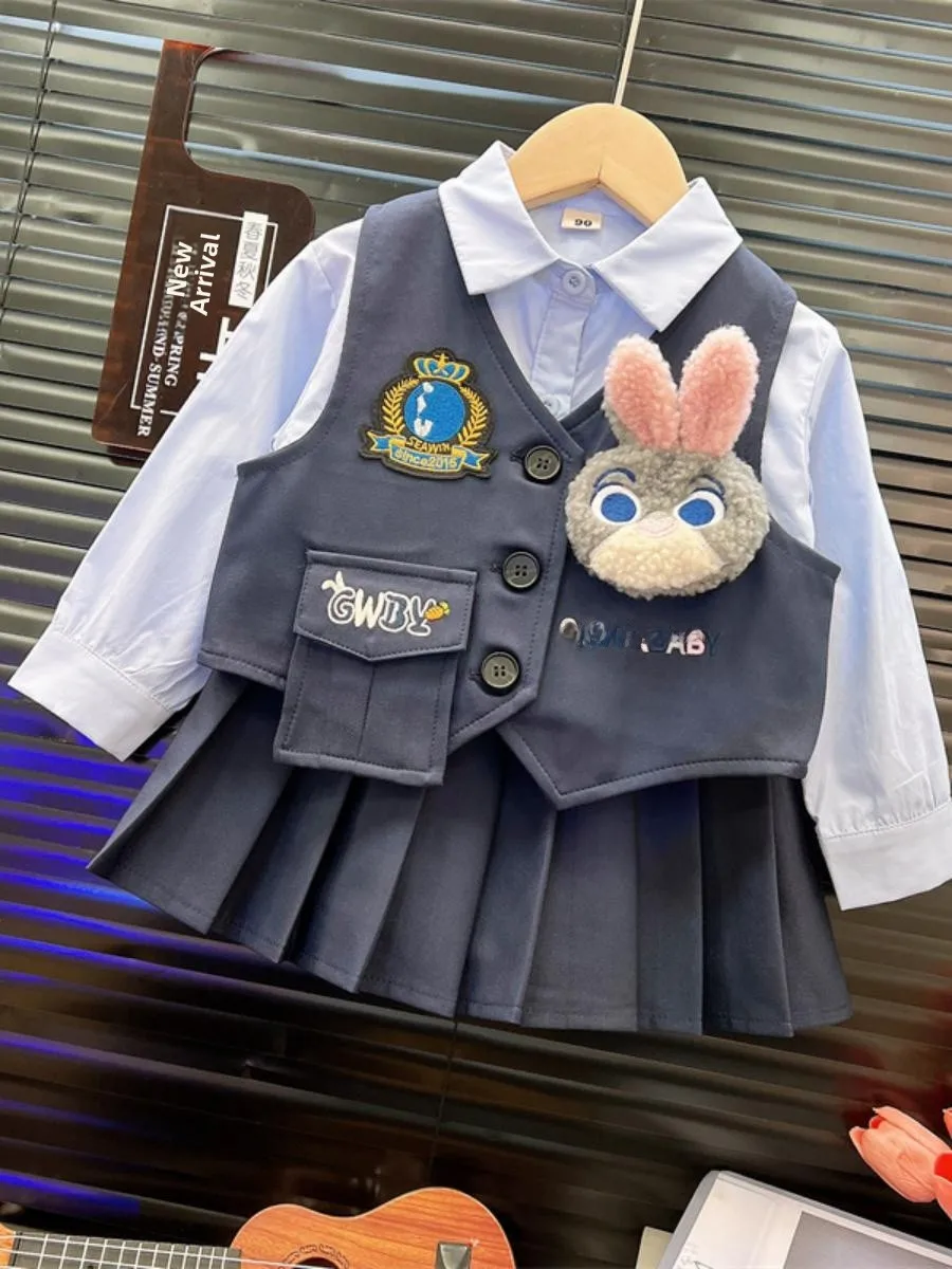 Комплект одежды «Полицейский кролик» для девочек: модная блузка, жилет и плиссированная юбка (весна-осень)
Комплект одежды «Полицейский кролик» для девочек: модная блузка, жилет и плиссированная юбка (весна-осень)