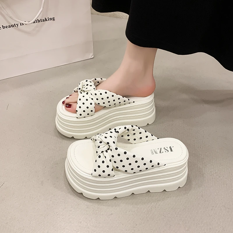 Beautiful Polka Dot Thong Slippers Women's Summer Outdoor Wear 2026 New High-End Thick Bottom Platform Small Size Match Skirt...
Beautiful Polka Dot Thong Slippers Women's Summer Outdoor Wear 2026 New High-End Thick Bottom Platform Small Size Match Skirt...
