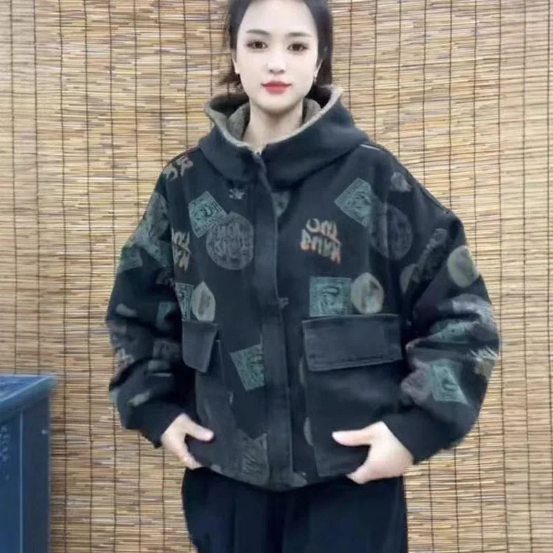 Зимняя женская джинсовая куртка с капюшоном и хлопковой подкладкой, повседневная ковбойская верхняя одежда, свободные короткие джинсовые куртки на молнии с большим карманом, женские куртки
Зимняя женская джинсовая куртка с капюшоном и хлопковой подкладкой, повседневная ковбойская верхняя одежда, свободные короткие джинсовые куртки на молнии с большим карманом, женские куртки