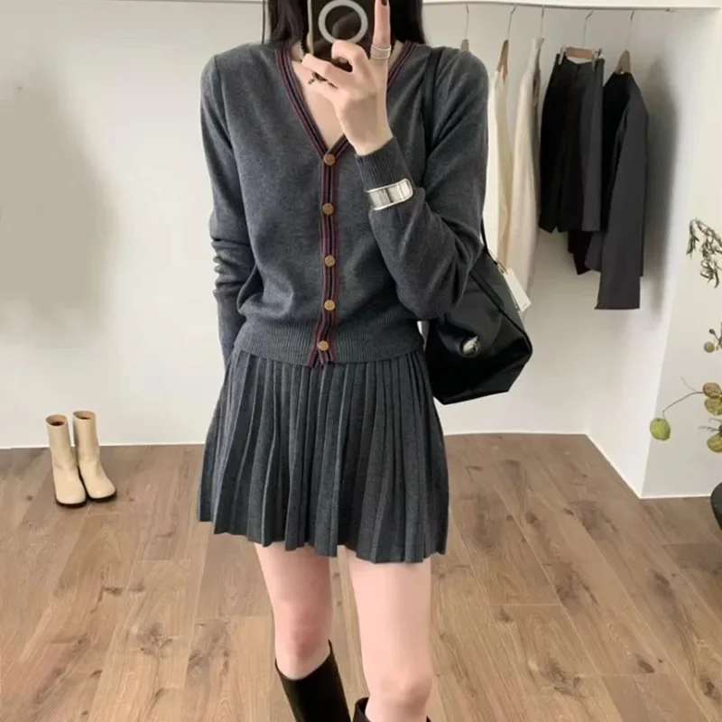 Fashion pleated skirt two-piece set 2025 Autumn New Style College Style Set Knitted cardigan sweater
Fashion pleated skirt two-piece set 2025 Autumn New Style College Style Set Knitted cardigan sweater