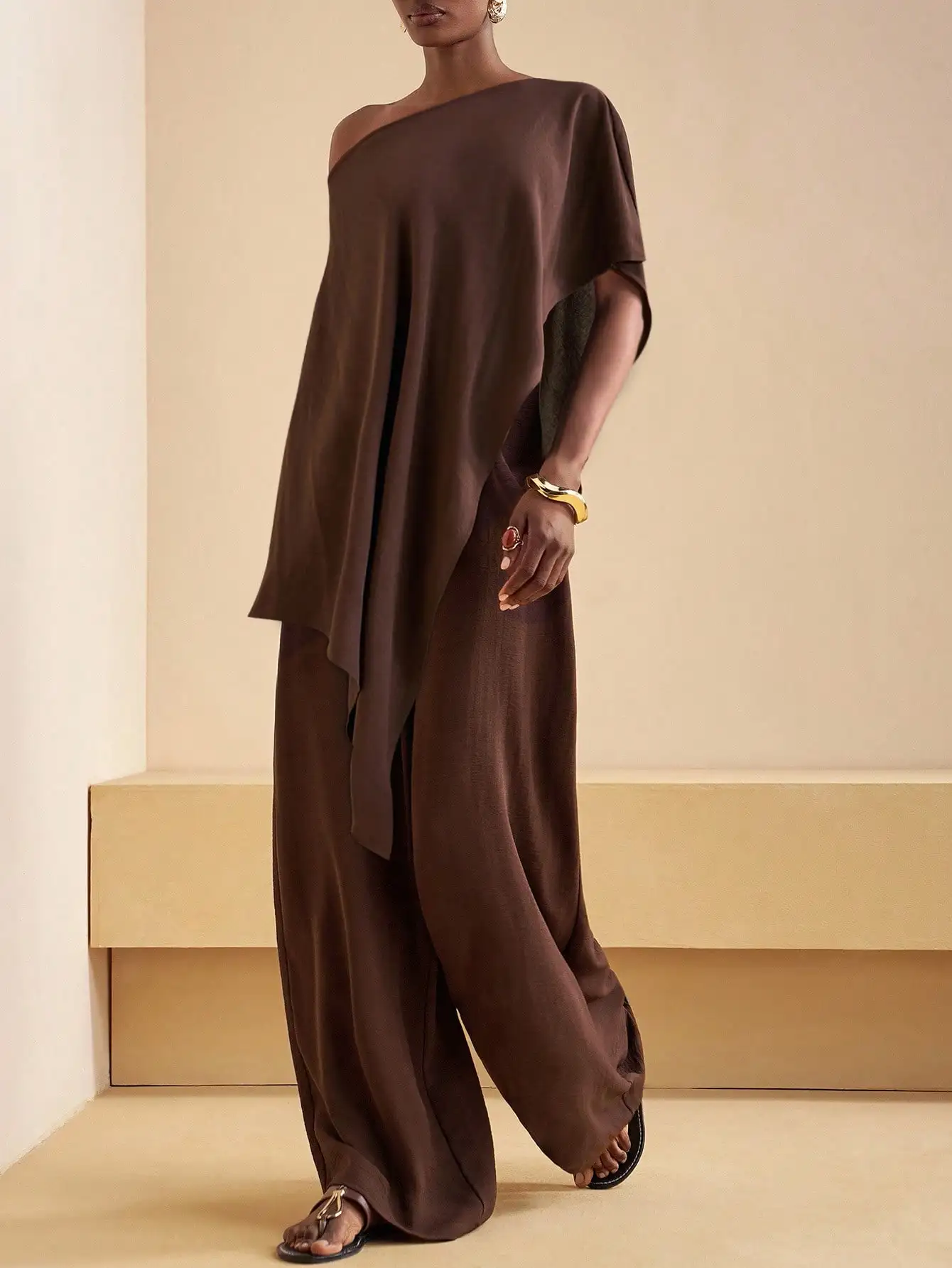 Комплект: коричневый асимметричный топ-пончо и брюки с широкими штанинами
Комплект: коричневый асимметричный топ-пончо и брюки с широкими штанинами