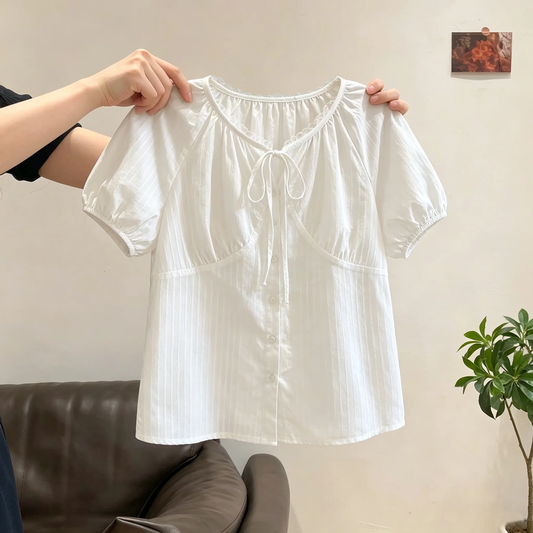 Korean Sweet V-neck Lace Short Sleeve Top Women's Casual Versatile Short Shirt Summer Design Loose Fit Bubble Sleeve Shirt
Korean Sweet V-neck Lace Short Sleeve Top Women's Casual Versatile Short Shirt Summer Design Loose Fit Bubble Sleeve Shirt