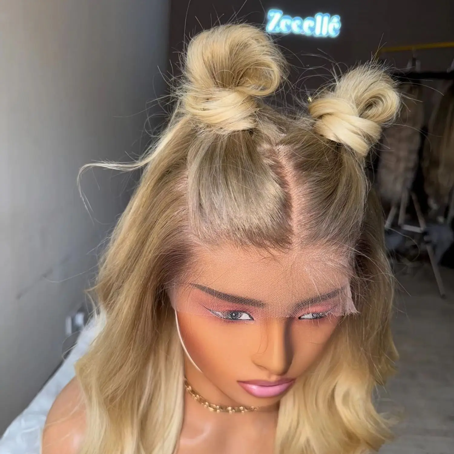 22-дюймовые синтетические кружевные фронтальные парики медового цвета с корнями теней, объемная волна высокой плотности, реалистичный вид, линия волос, волокно брюнетки
22-дюймовые синтетические кружевные фронтальные парики медового цвета с корнями теней, объемная волна высокой плотности, реалистичный вид, линия волос, волокно брюнетки