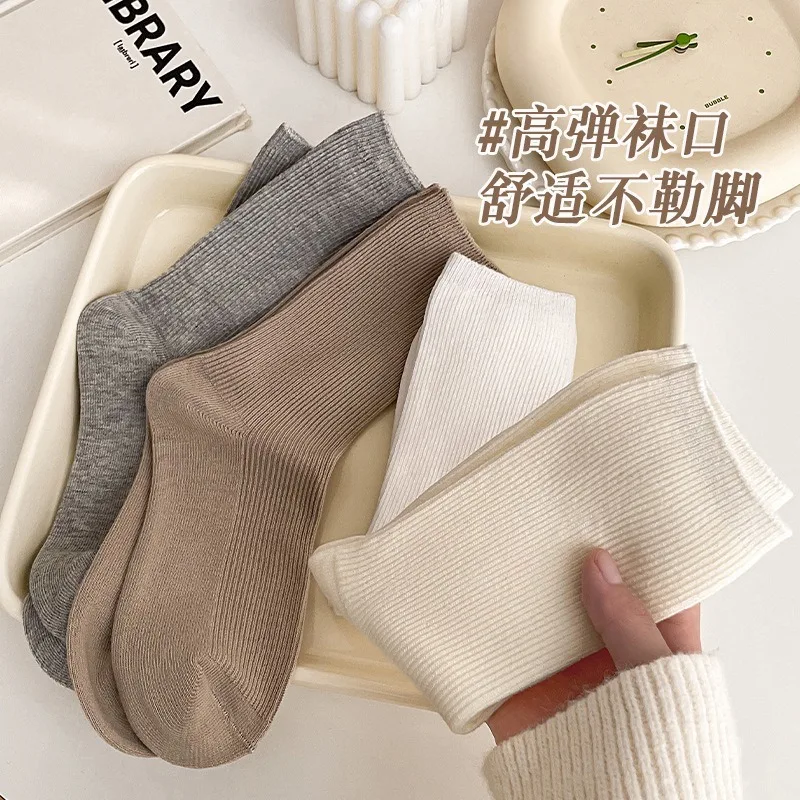 Женские осенние носки в стиле ретро – однотонные и полосатые, из хлопка, дышащие и влагопоглощающие, свободного кроя.
Женские осенние носки в стиле ретро – однотонные и полосатые, из хлопка, дышащие и влагопоглощающие, свободного кроя.