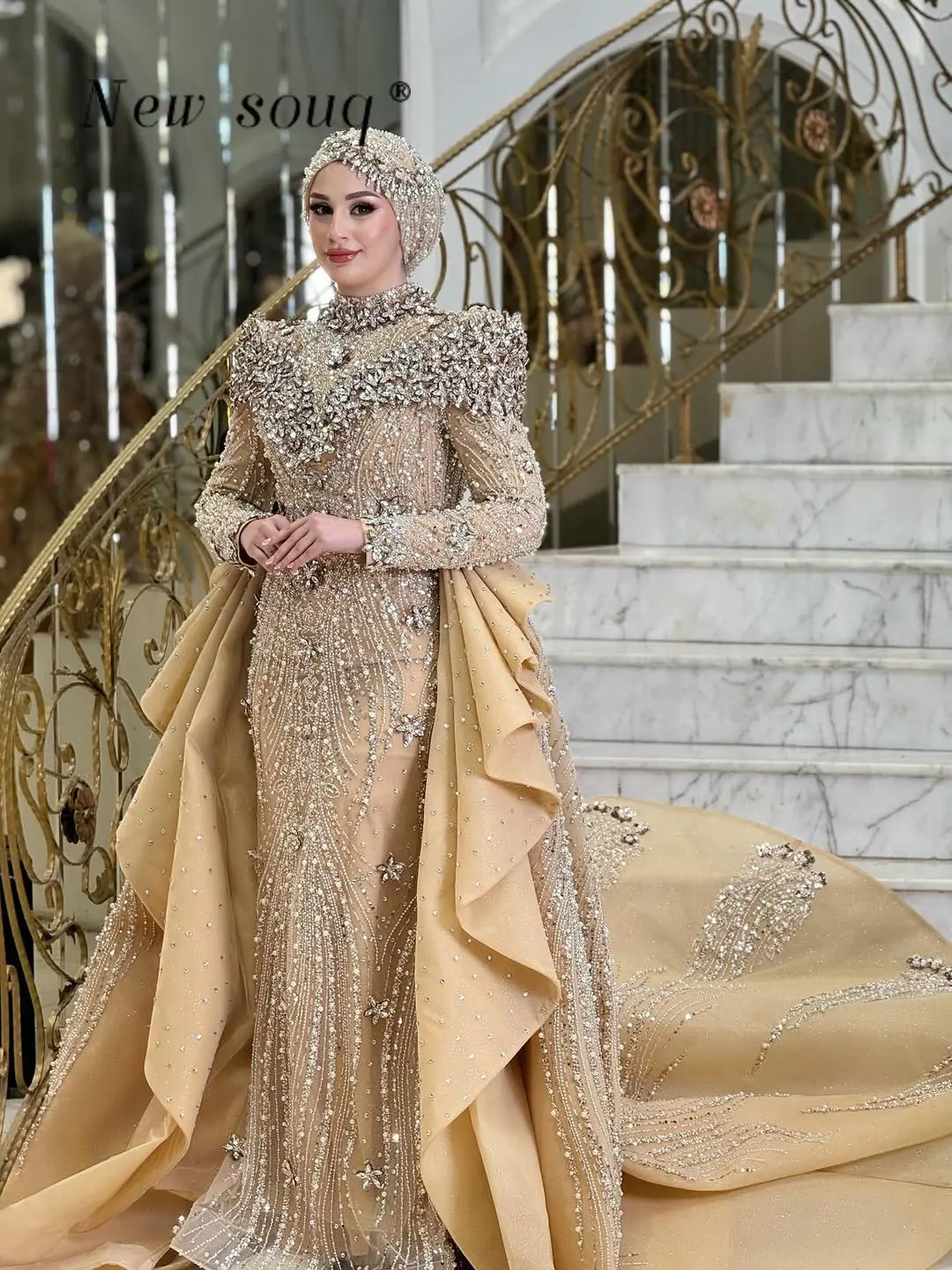 Middle East Muslim Champagne Hijab Wedding Evening Dresses Customized Glitter Crystals Prom Party Gowns with Detachable Train
Middle East Muslim Champagne Hijab Wedding Evening Dresses Customized Glitter Crystals Prom Party Gowns with Detachable Train