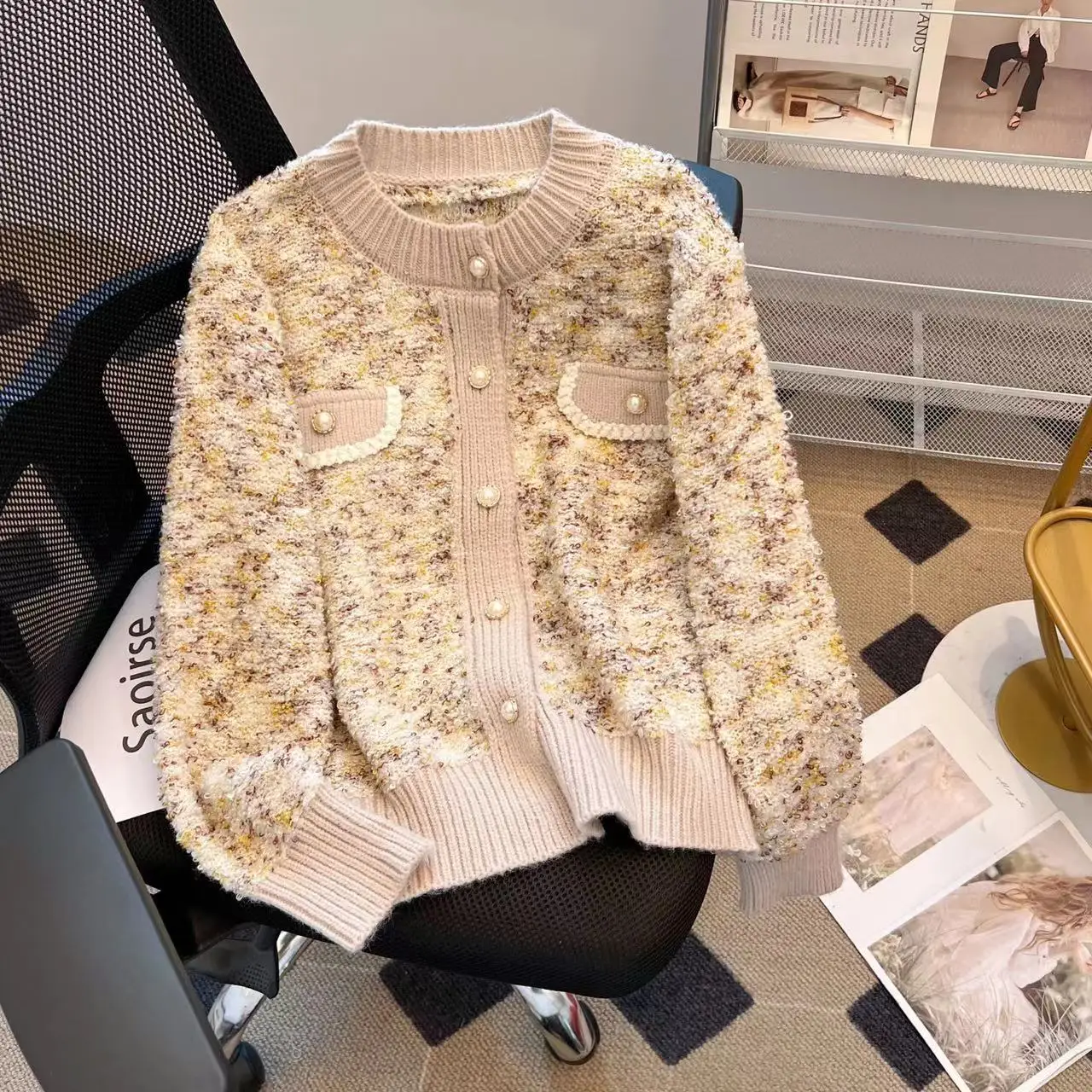 Винтажный мягкий вязаный кардиган, женский осенне-зимний новый модный небольшой парфюмерный однобортный короткий свитер, куртка
Винтажный мягкий вязаный кардиган, женский осенне-зимний новый модный небольшой парфюмерный однобортный короткий свитер, куртка