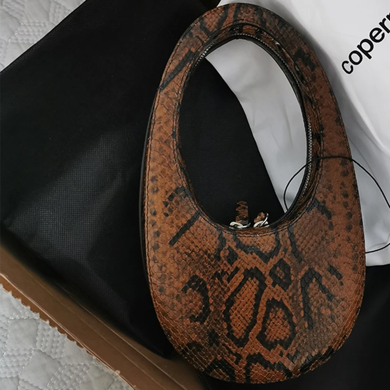 Creative Small Round Bag Niche Retro Female Portable Leather Bag Shopping Portable Storage Bag
Creative Small Round Bag Niche Retro Female Portable Leather Bag Shopping Portable Storage Bag