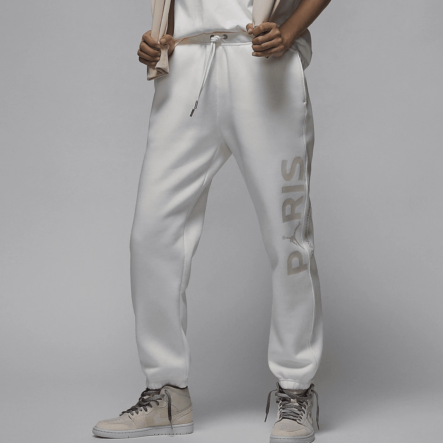 Оригинальные женские свободные футбольные брюки с минималистичным принтом Nike JORDAN FV7765-133
Оригинальные женские свободные футбольные брюки с минималистичным принтом Nike JORDAN FV7765-133