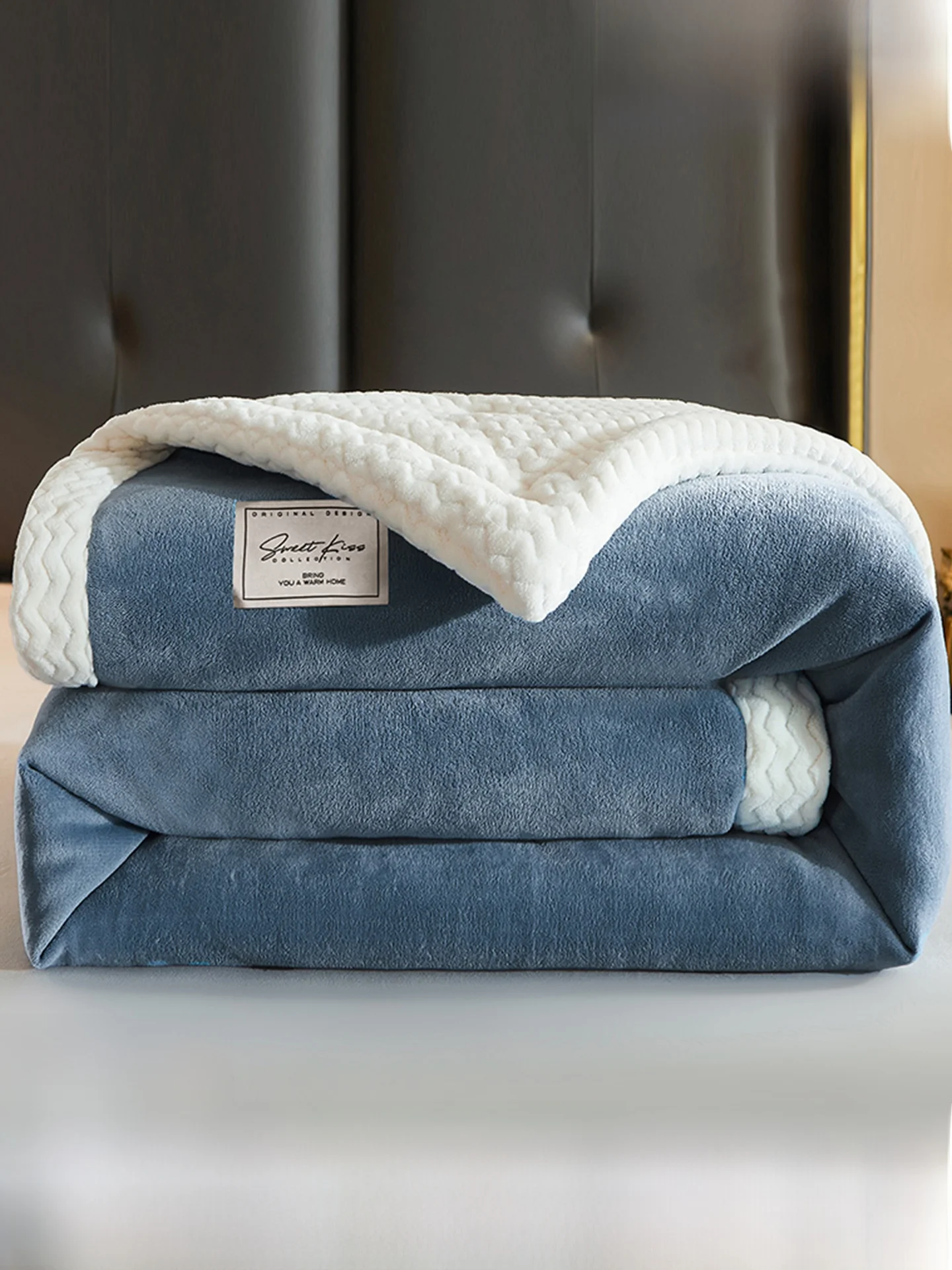 Thickened Coral Velvet Milk Velvet Office Nap Shoulder Wrap Small Blanket Air Conditioned Sofa Cover Blanket Modern Simple Style
Thickened Coral Velvet Milk Velvet Office Nap Shoulder Wrap Small Blanket Air Conditioned Sofa Cover Blanket Modern Simple Style