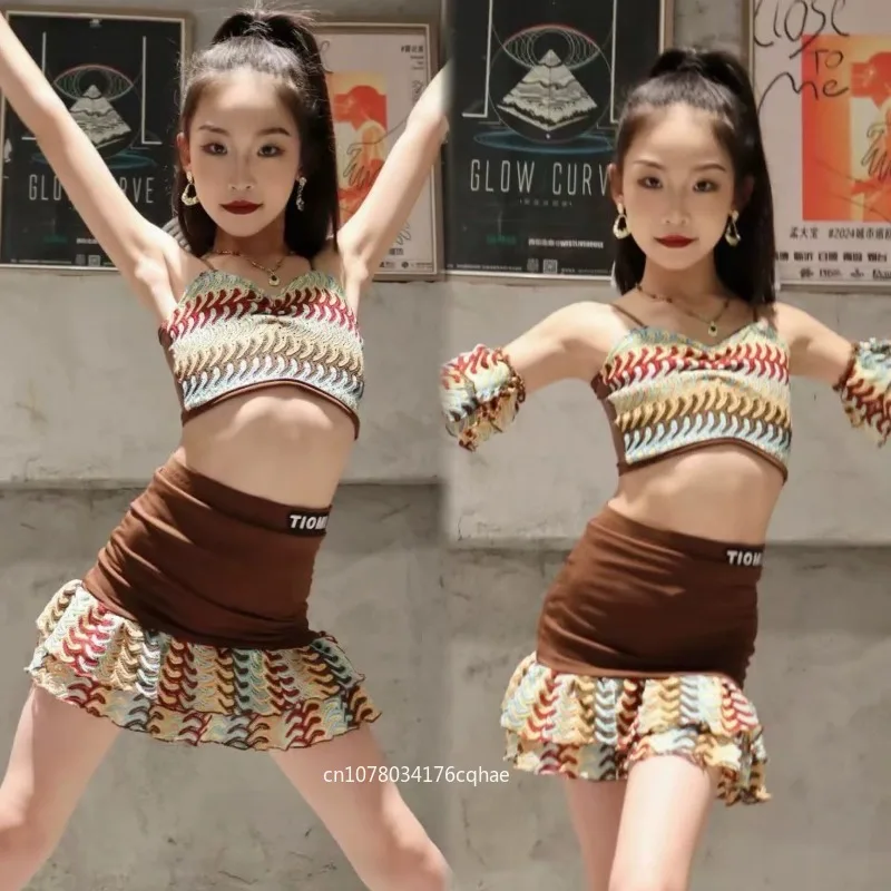 Summer new style Latin dance girl practice outfit - colorful wave-patterned knitted halter top short skirt performance outfit
Summer new style Latin dance girl practice outfit - colorful wave-patterned knitted halter top short skirt performance outfit