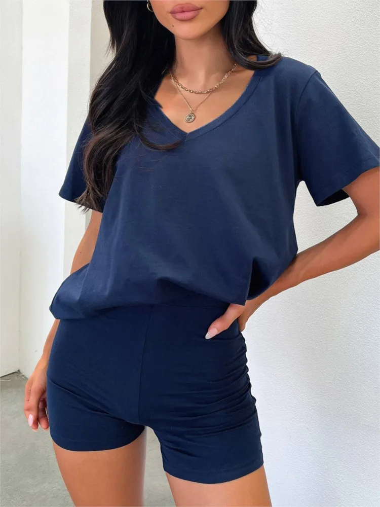 Летние женские новые повседневные темпераментные шорты, удобный однотонный топ с v-образным вырезом и короткими рукавами, шорты, комплект из двух предметов для поездок на работу
Летние женские новые повседневные темпераментные шорты, удобный однотонный топ с v-образным вырезом и короткими рукавами, шорты, комплект из двух предметов для поездок на работу