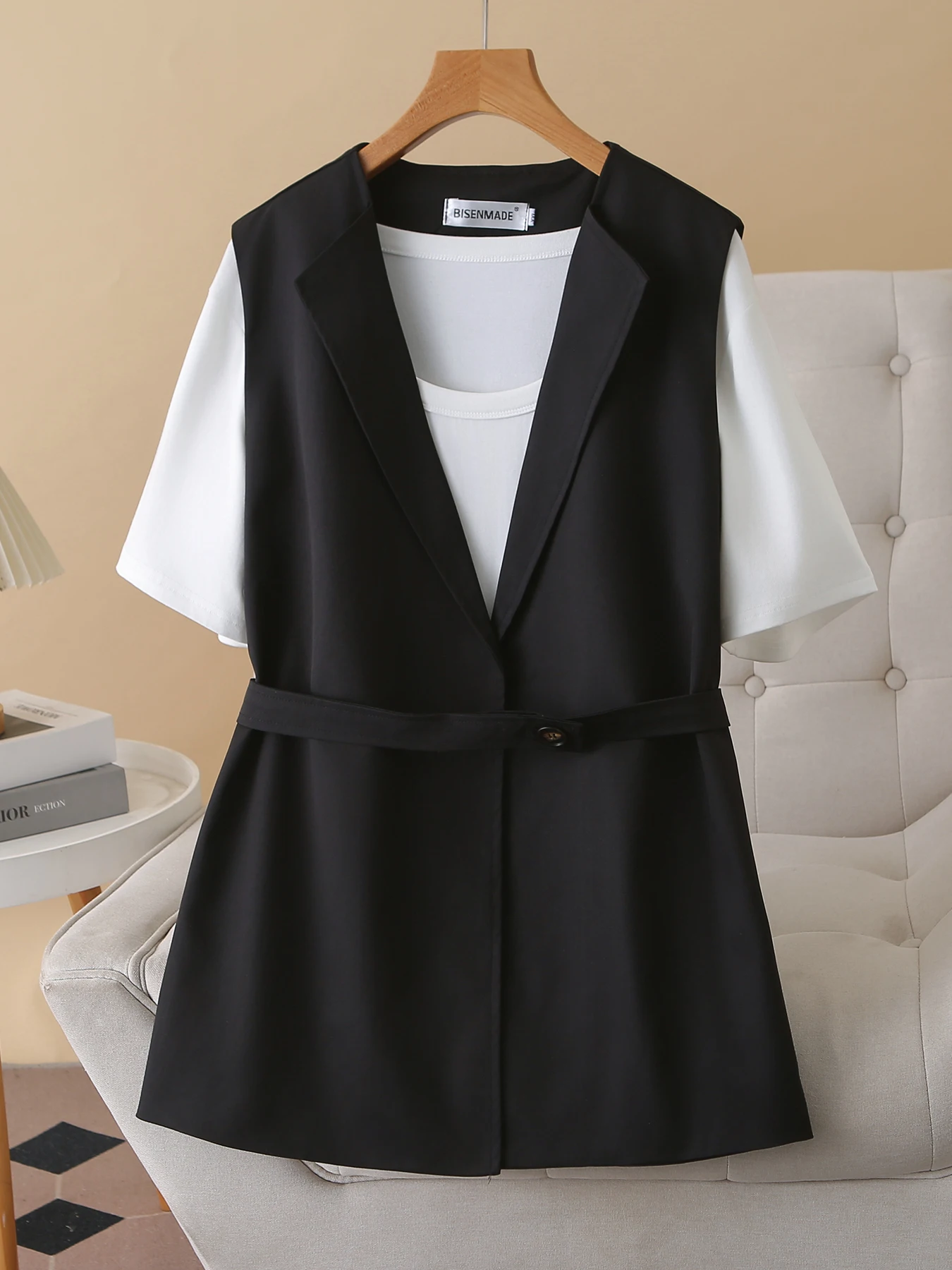 Spring Minimalist Style Women's Vest Jacket Sleeveless Notched Collar Waist-Cinched Design Sense Large Size Vest Outerwear
Spring Minimalist Style Women's Vest Jacket Sleeveless Notched Collar Waist-Cinched Design Sense Large Size Vest Outerwear