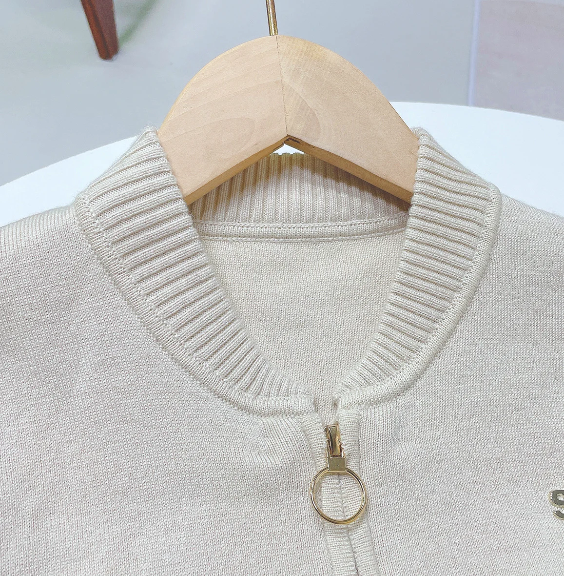 Knitted elastic jacket solid color patchwork baseball collar long sleeved women's 2024 autumn/winter high-end women's clothing
Knitted elastic jacket solid color patchwork baseball collar long sleeved women's 2024 autumn/winter high-end women's clothing