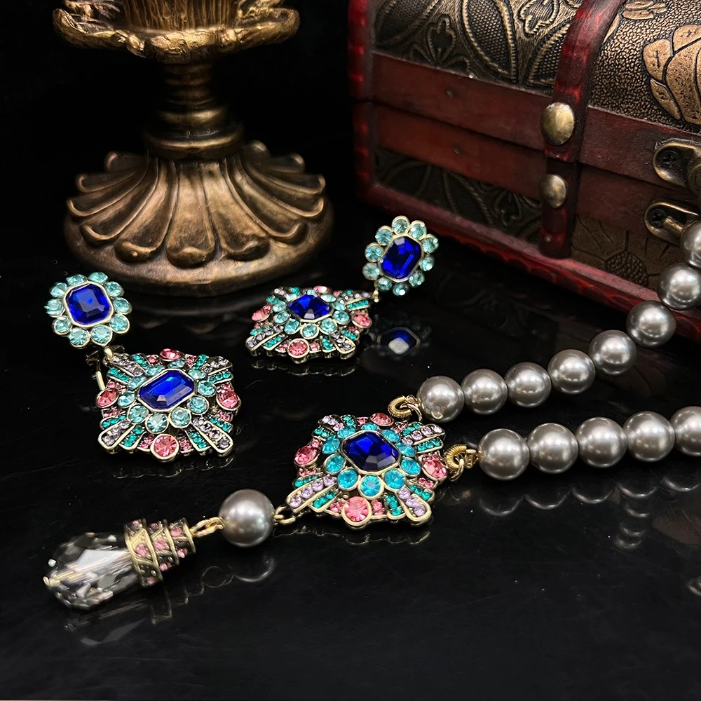 Vintage Statement Necklace Earrings Set Baroque Style Imitation Pearl Jewelry with Blue Beaded Retro Opera Gala Accessories
Vintage Statement Necklace Earrings Set Baroque Style Imitation Pearl Jewelry with Blue Beaded Retro Opera Gala Accessories