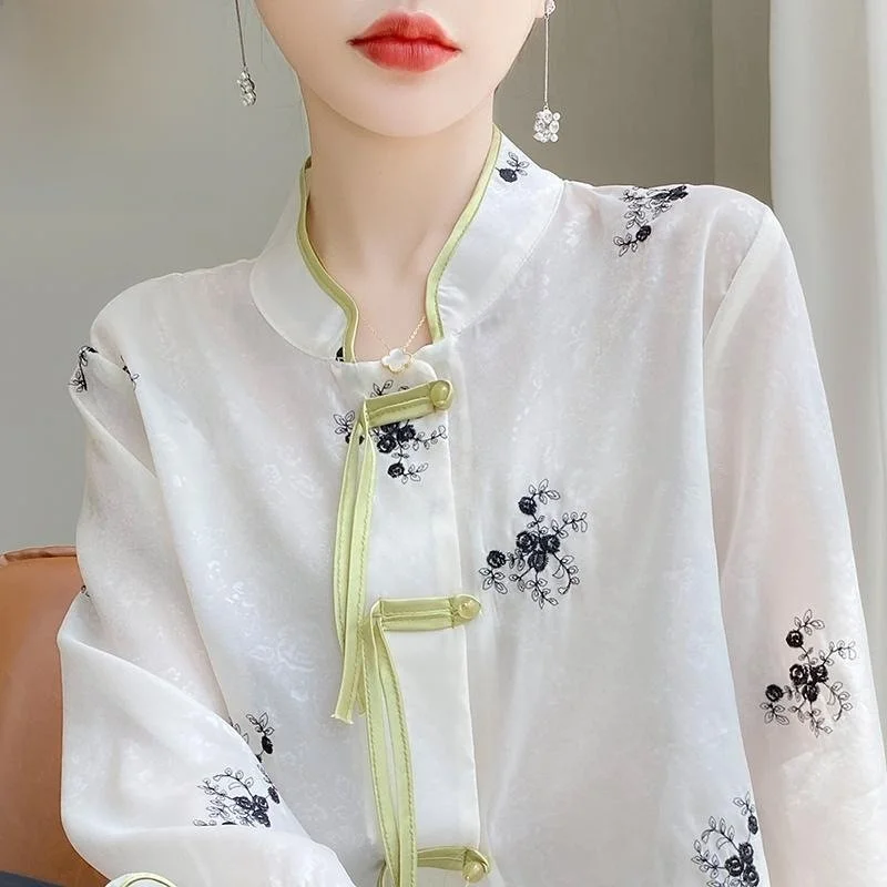 Ele китайский Sle вышитый воротник-стойка женская мода летнее новое поступление солнцезащитная верхняя одежда на пуговицах
Ele китайский Sle вышитый воротник-стойка женская мода летнее новое поступление солнцезащитная верхняя одежда на пуговицах