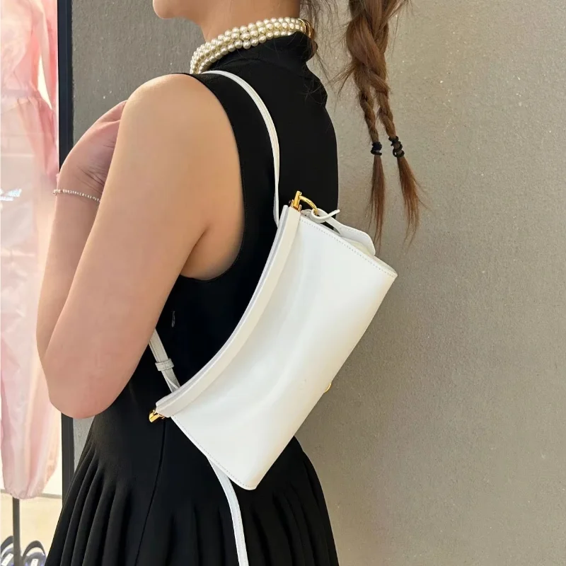The new leather curved handbag and single-shoulder women's bag are lightweight for work and commuting
The new leather curved handbag and single-shoulder women's bag are lightweight for work and commuting