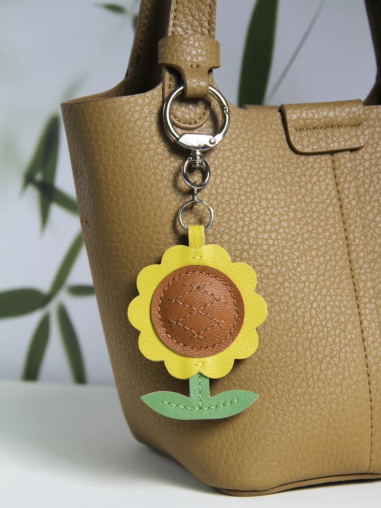 Genuine leather cartoon sunflower bag pendant, finely handcrafted accessory, keychain decoration
Genuine leather cartoon sunflower bag pendant, finely handcrafted accessory, keychain decoration
