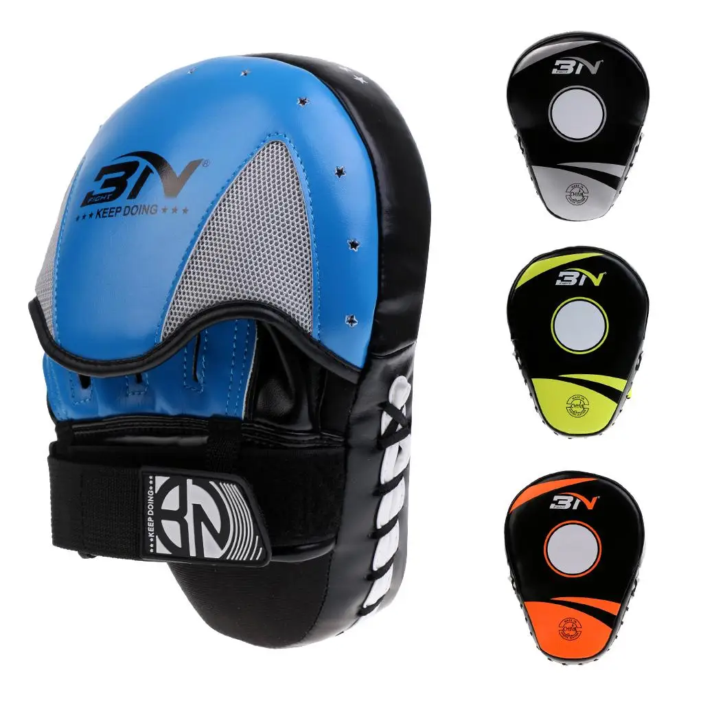 Bear paw in padded synthetic leather with adjustable strap for Thai boxing and
Bear paw in padded synthetic leather with adjustable strap for Thai boxing and