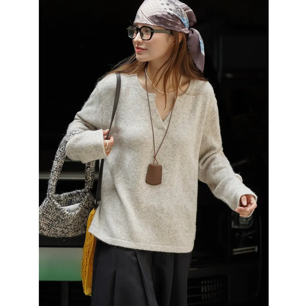 Early Autumn New Korean Style Loose Wool Sweater Women's V-neck Soft Fine Top Relaxing Shape Female Fashion Upperwear
Early Autumn New Korean Style Loose Wool Sweater Women's V-neck Soft Fine Top Relaxing Shape Female Fashion Upperwear