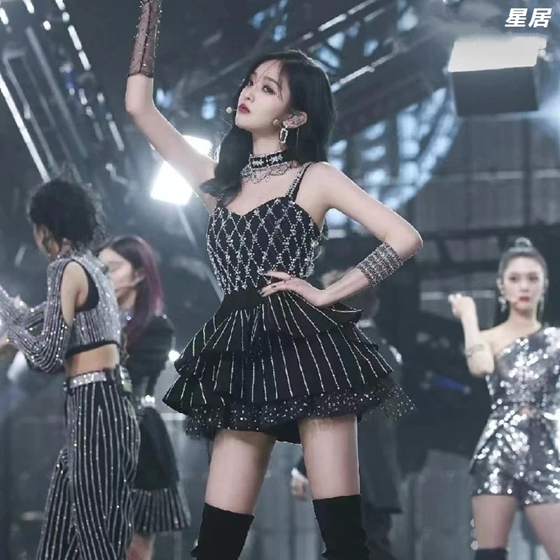 Xing Ju Kpop Korean Singer Women Nightclub Sexy Halter Crop Top Black Shiny Short Skirt DJ Stage Performance Dance Jazz Outfits
Xing Ju Kpop Korean Singer Women Nightclub Sexy Halter Crop Top Black Shiny Short Skirt DJ Stage Performance Dance Jazz Outfits