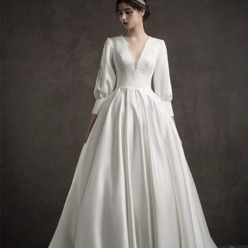 Французское легкое свадебное платье для невест, простое и стройнящее, с атласной фатой для улицы, свадебное платье с V-образным вырезом, основное свадебное платье 2026
Французское легкое свадебное платье для невест, простое и стройнящее, с атласной фатой для улицы, свадебное платье с V-образным вырезом, основное свадебное платье 2026
