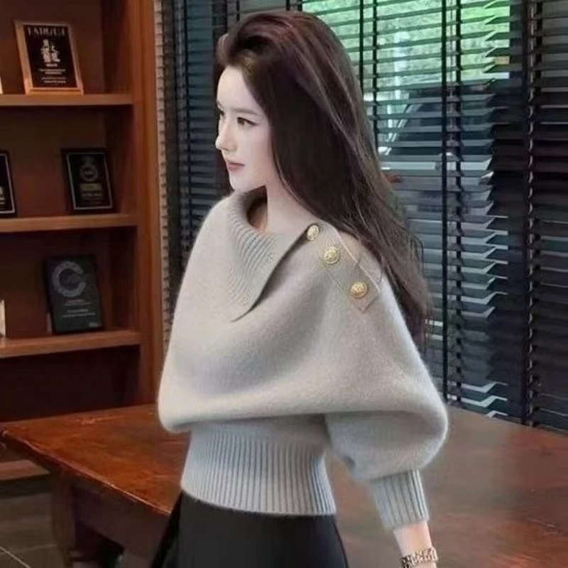 Легкий, стильный и элегантный белый вязаный свитер для женщин. Новая осенне-зимняя коллекция.
Легкий, стильный и элегантный белый вязаный свитер для женщин. Новая осенне-зимняя коллекция.