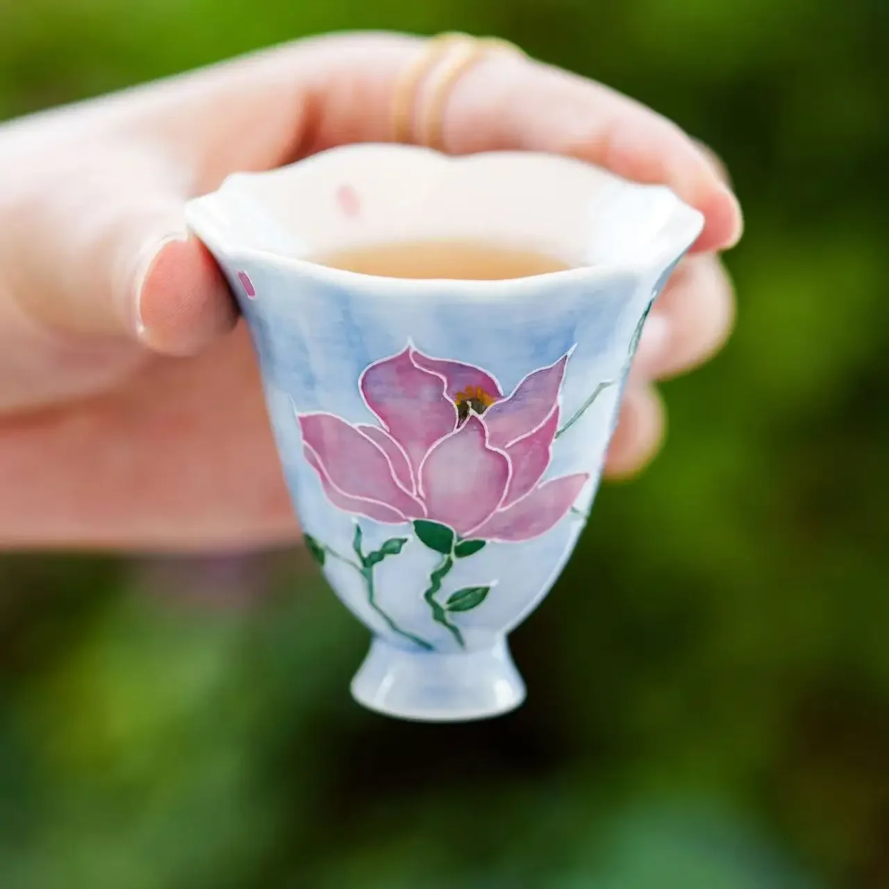 2Pcs 50MLFog Blue Hand-painted Magnolia Ceramic Teacup Master Cup Personal Tea Cup Kung Fu TeaSet Smell Tea Fragrance collection
2Pcs 50MLFog Blue Hand-painted Magnolia Ceramic Teacup Master Cup Personal Tea Cup Kung Fu TeaSet Smell Tea Fragrance collection