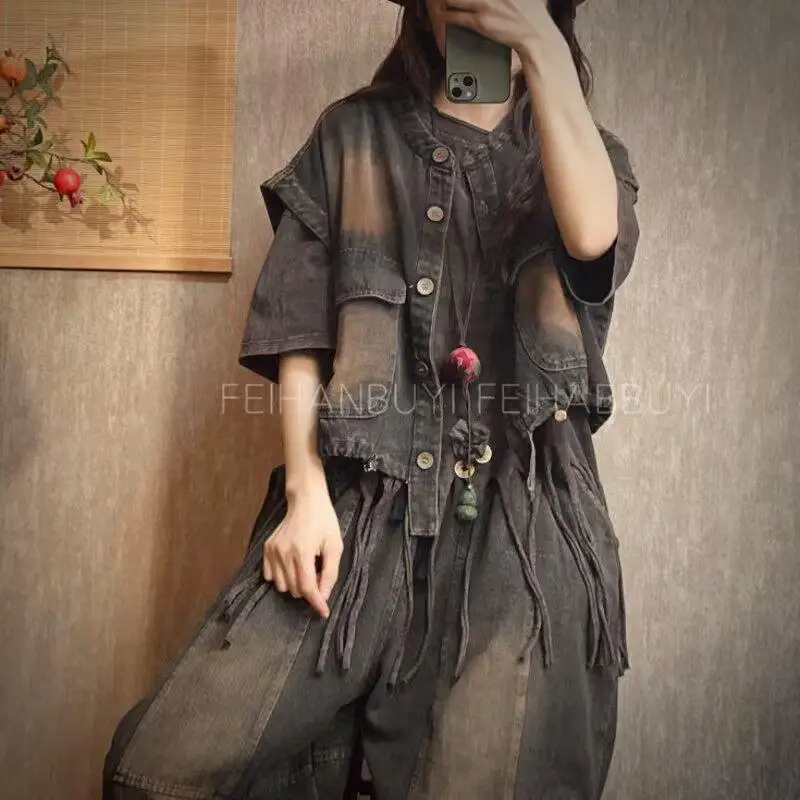 2026 Spring New Arts Style Women Single Breasted Sleeveless Denim Short Coat Vintage Black Double Pockets Loose Casual Vest F172
2026 Spring New Arts Style Women Single Breasted Sleeveless Denim Short Coat Vintage Black Double Pockets Loose Casual Vest F172