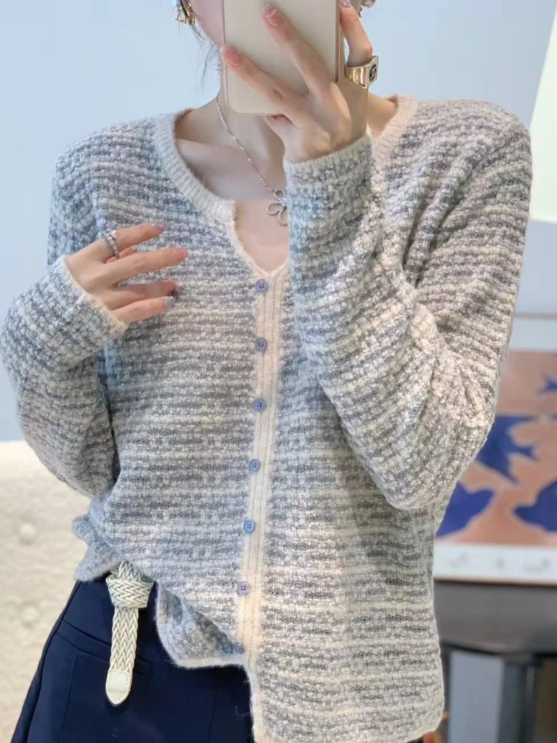 Женский однотонный вязаный длинный свитер Све V-Ne в Корейском стиле, повседневный топ на пуговицах большого размера для поездок на работу и осенней одежды
Женский однотонный вязаный длинный свитер Све V-Ne в Корейском стиле, повседневный топ на пуговицах большого размера для поездок на работу и осенней одежды