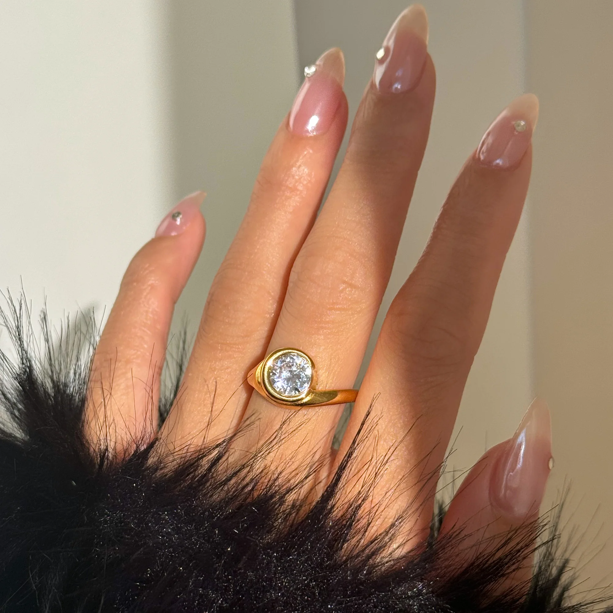 DASEIN New Boho Wave Round Zircon Ring 2025 Summer INS 18k PVD Gold Plated Stainless Steel Valentines Day Engagement Jewelry
DASEIN New Boho Wave Round Zircon Ring 2025 Summer INS 18k PVD Gold Plated Stainless Steel Valentines Day Engagement Jewelry