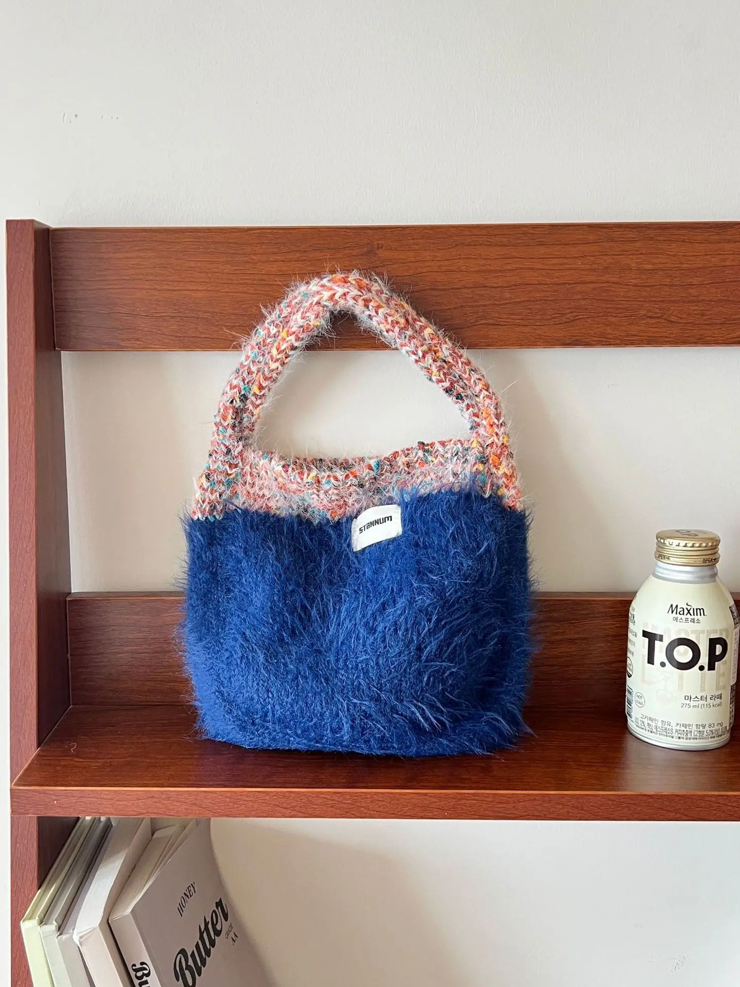 Новая вязаная сумка 2023 года в корейском стиле: пушистая, с цветными блоками, милая, универсальная, мягкая женская сумка
Новая вязаная сумка 2023 года в корейском стиле: пушистая, с цветными блоками, милая, универсальная, мягкая женская сумка