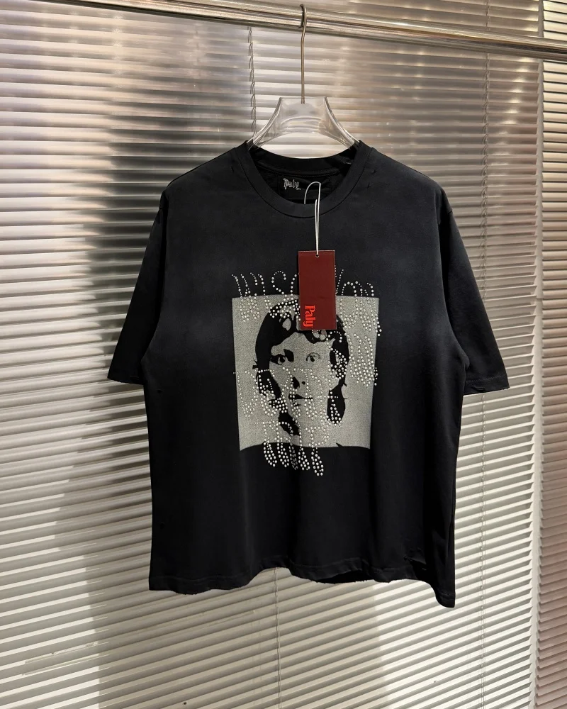 Streetwear Black Paly Letter Rhinestone Portrait T-Shirt Vintage Men's Women's Summer Oversized Hip-Hop Short-Sleeve T-Shirt
Streetwear Black Paly Letter Rhinestone Portrait T-Shirt Vintage Men's Women's Summer Oversized Hip-Hop Short-Sleeve T-Shirt