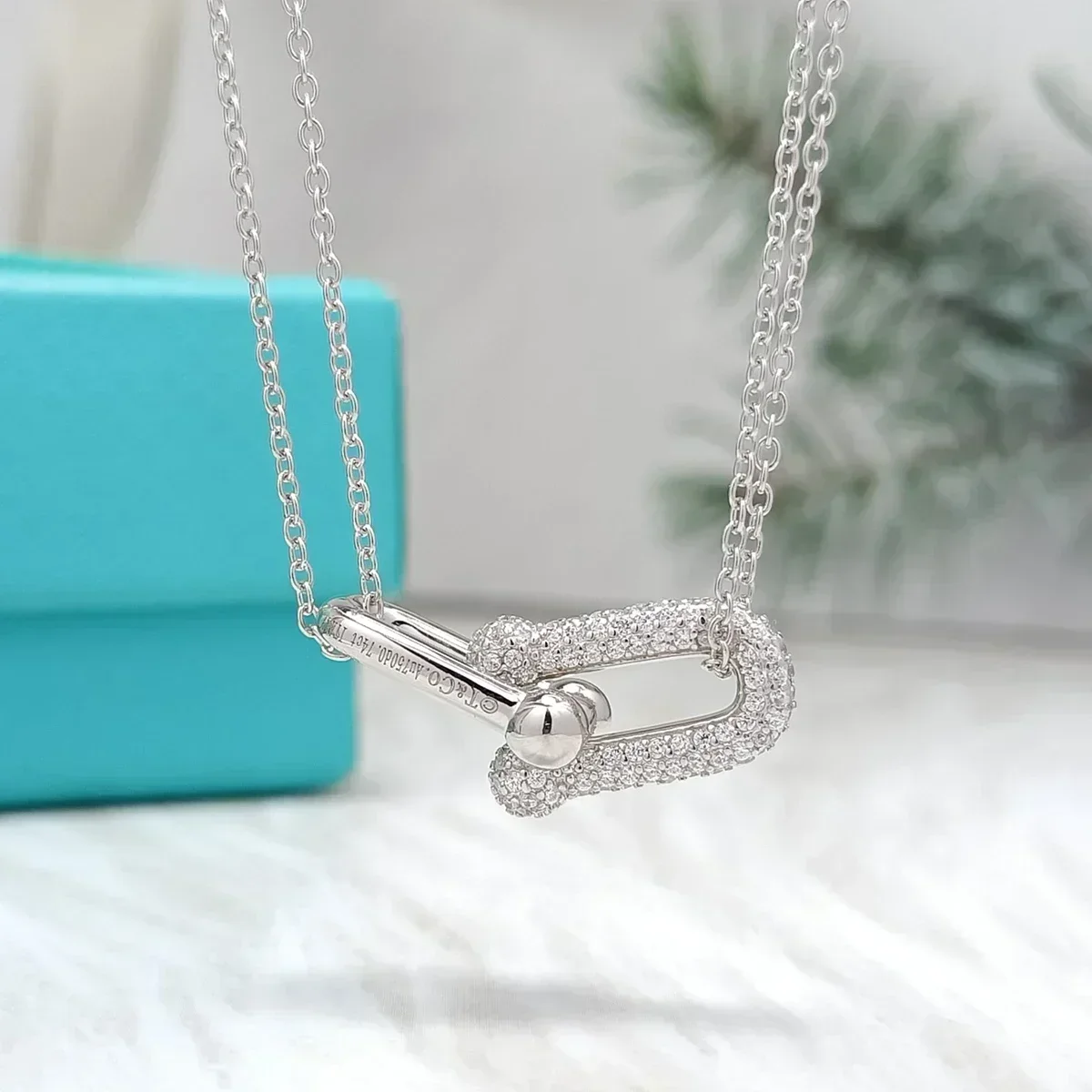 Серебряное новое ожерелье S925 TFNY U-образной формы с подковой, комбинация без бриллиантов и Pavé Diamonds, подходит для подарков
Серебряное новое ожерелье S925 TFNY U-образной формы с подковой, комбинация без бриллиантов и Pavé Diamonds, подходит для подарков