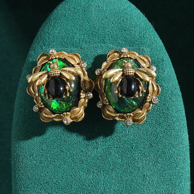 Vintage Black Stone Antique Gold Color Bee Stud Earrings Green Shell Accessories For Woman Jewelry Luxury Designer 2025 Outfits
Vintage Black Stone Antique Gold Color Bee Stud Earrings Green Shell Accessories For Woman Jewelry Luxury Designer 2025 Outfits