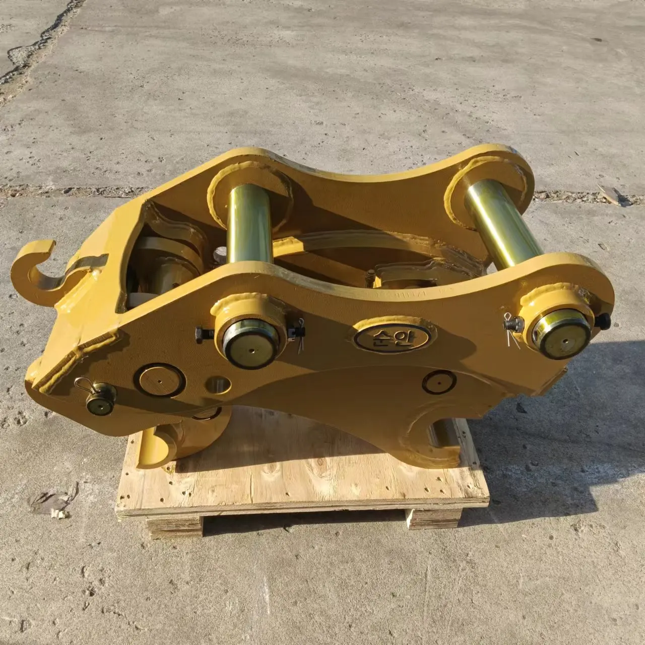 Hydraulic quick conversion head suitable for 15 ton excavator LX
Hydraulic quick conversion head suitable for 15 ton excavator LX