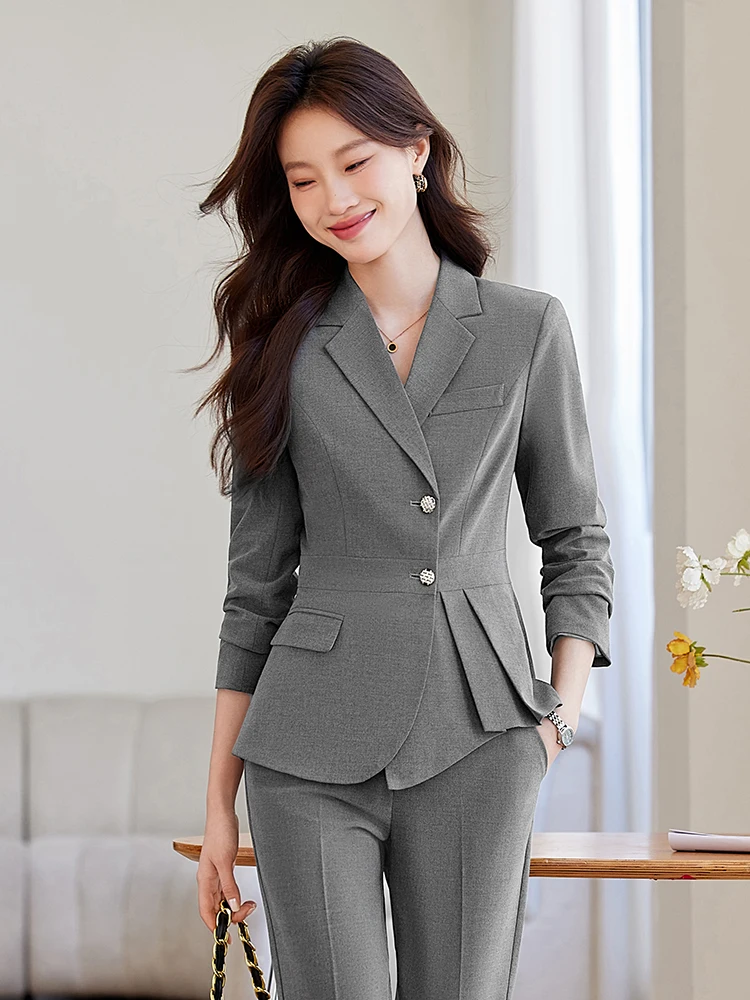 Серый деловой костюм для женщин: элегантный топ с асимметричным подолом и длинными рукавами из полиэстера, хлопка и спандекса
Серый деловой костюм для женщин: элегантный топ с асимметричным подолом и длинными рукавами из полиэстера, хлопка и спандекса