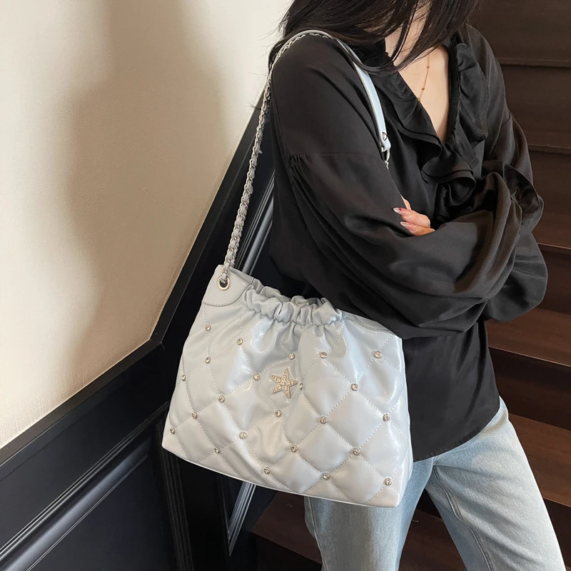 Women's Trendy Versatile PU Leather Diamond Grid Chain Single Shoulder Crossbody Bucket Bag Simple Casual Commuting Storage Bags
Women's Trendy Versatile PU Leather Diamond Grid Chain Single Shoulder Crossbody Bucket Bag Simple Casual Commuting Storage Bags