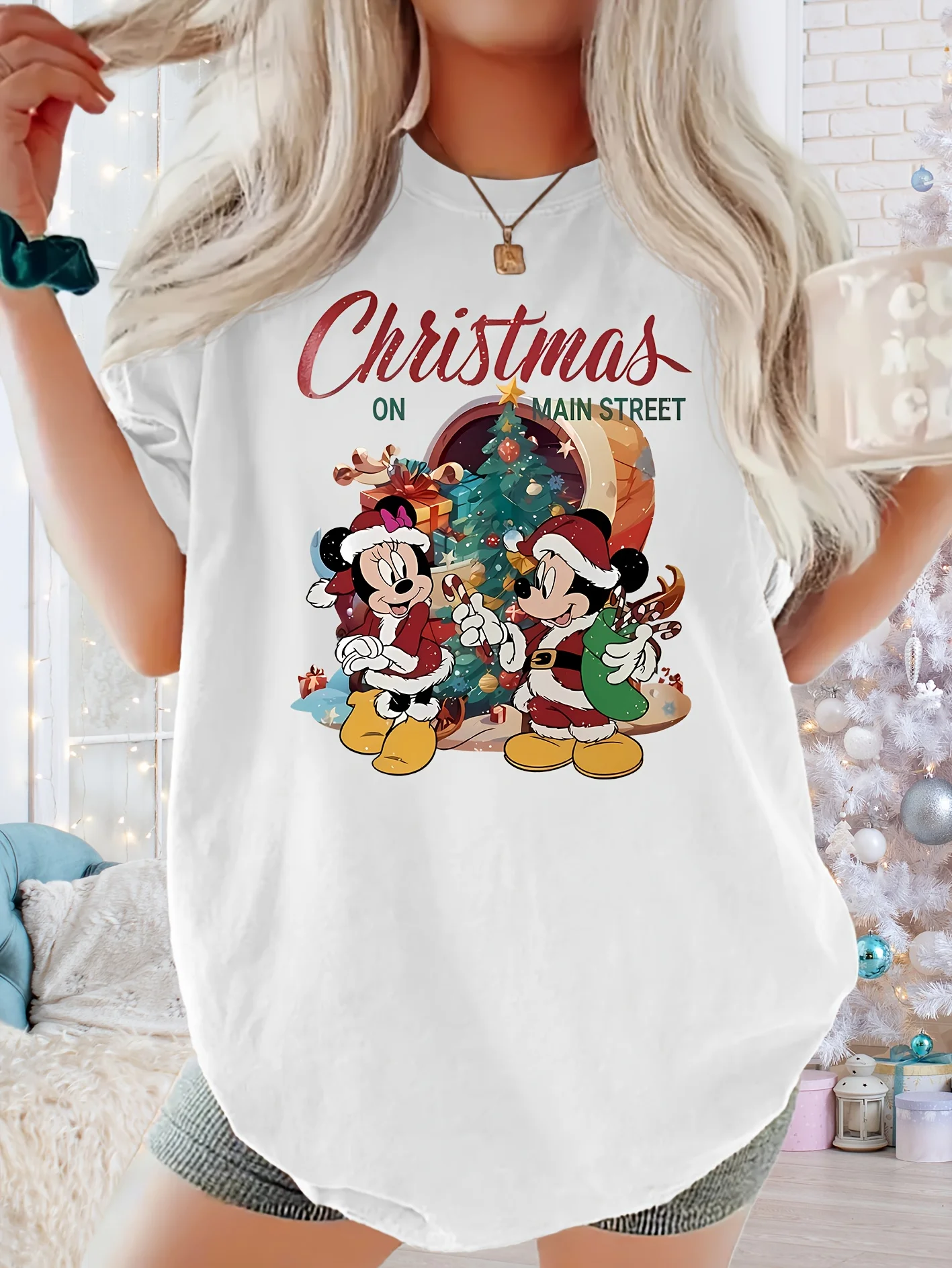 Женская рождественская футболка с короткими рукавами Disney с костюмами Микки и Минни, конфеты, рождественские елки, подарочные принты
Женская рождественская футболка с короткими рукавами Disney с костюмами Микки и Минни, конфеты, рождественские елки, подарочные принты