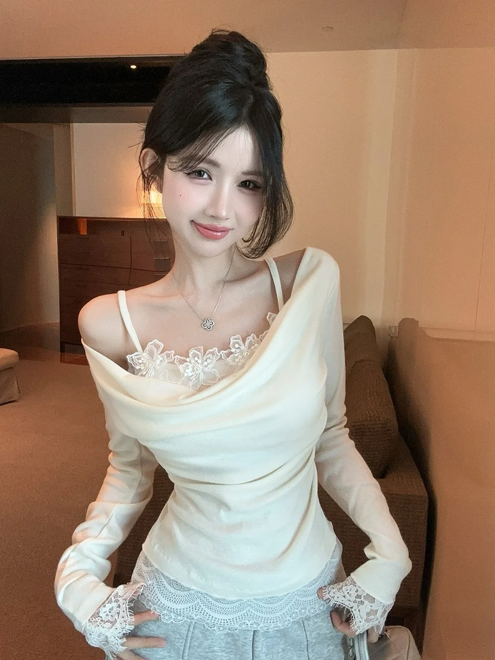 Ruffle Shoulder Lace Insert Long Sleeve Fleece Lined Base Shirt Women's Autumn Winter High End Feel Fake Two-Piece Outfit Top
Ruffle Shoulder Lace Insert Long Sleeve Fleece Lined Base Shirt Women's Autumn Winter High End Feel Fake Two-Piece Outfit Top