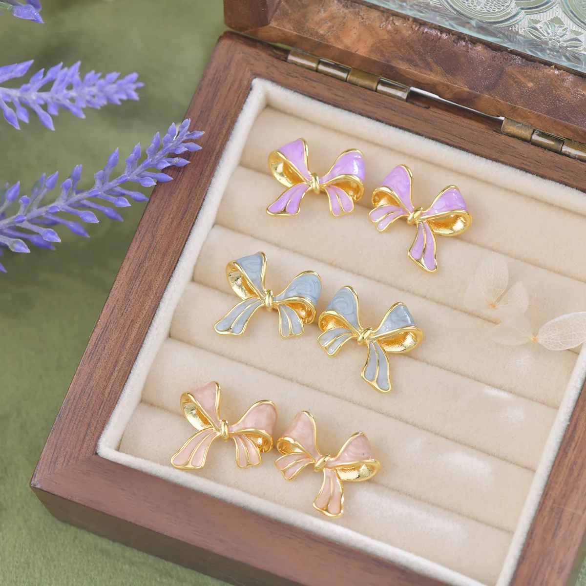French design three-dimensional bow stud earrings, light luxury colored oil-dripping purple and blue earrings versatile ear clip
French design three-dimensional bow stud earrings, light luxury colored oil-dripping purple and blue earrings versatile ear clip
